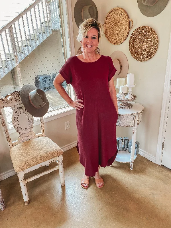 Last Chance Size Small, Medium & XL | Chill Looks Short Sleeve Ribbed Midi Dress in Maroon