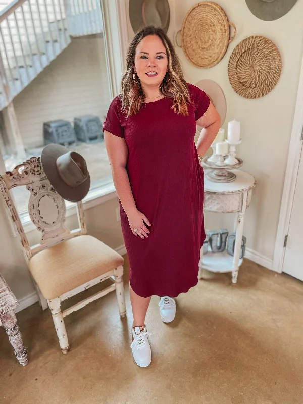 Last Chance Size Small, Medium & XL | Chill Looks Short Sleeve Ribbed Midi Dress in Maroon