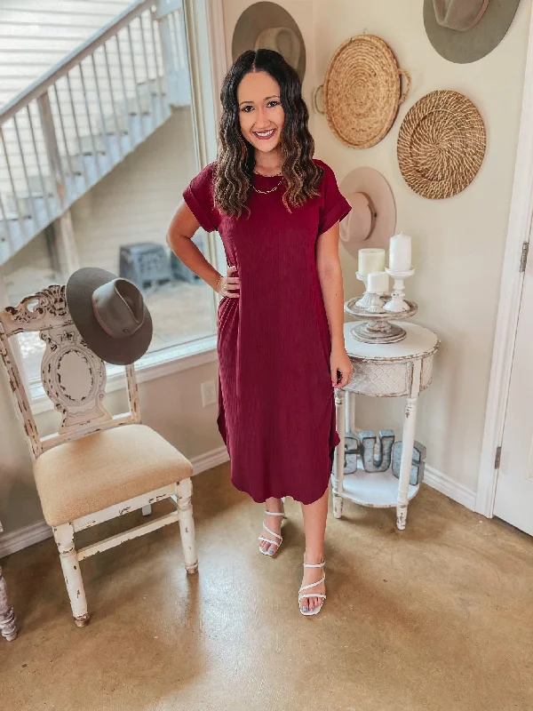 Last Chance Size Small, Medium & XL | Chill Looks Short Sleeve Ribbed Midi Dress in Maroon