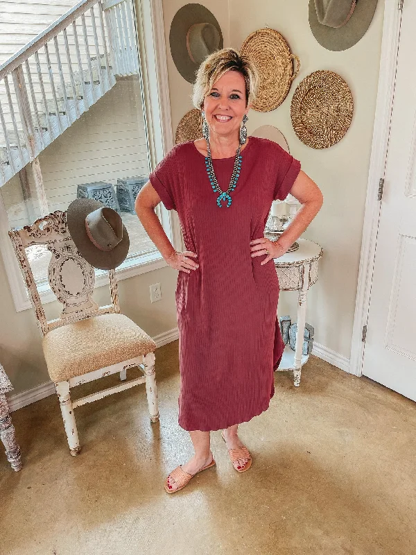 Last Chance Size Medium, XL & 1XL | Chill Looks Short Sleeve Ribbed Midi Dress in Marsala