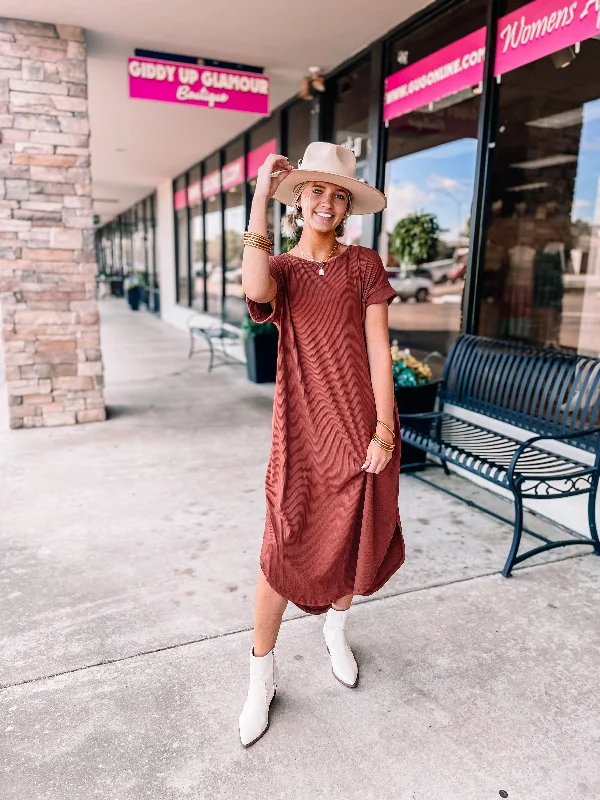 Chill Looks Short Sleeve Thin Ribbed Midi Dress in Cinnamon Red